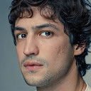 Gabriel Leone als Roberto Carlos