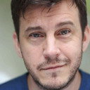 Stuart Mackie als Hair Stylist Assistant