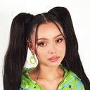 Bella Poarch als Paranoia-Con Emcee