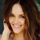 Rebecca Breeds als Leah