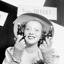 Yvonne Hébert als Julie