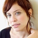 Laura Roth als Coed