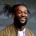 Kofi Sarkodie-Mensah als Kofi Kingston (Host)