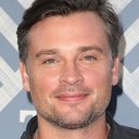 Tom Welling als Charlie Baker