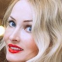 Tanja Ribič als Moglie Volker