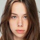 Kim Higelin als Vanessa Springora (jeune)