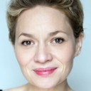 Lara Neumann als Anne Jouan, journalist