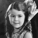 Dorothy DeBorba als Girl Getting Lola's Autograph at Table (uncredited)