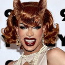 Yvie Oddly als Self
