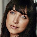 Maiara Walsh als Charlie