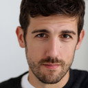 Carter Hudson als John