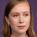 Hannah Einbinder als Ava