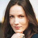Ángela Contreras als Elena Santa Cruz