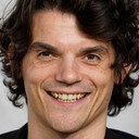 Edward Bluemel als Doctor Stephen Ellerby