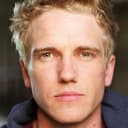 Luke Stratte-McClure als TJ