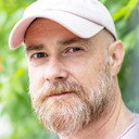 Julian Doucet als Reporter