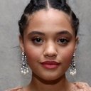 Kiersey Clemons als Samantha Lee "Sam" Fisher