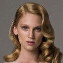 Farah Zeynep Abdullah als Muazzez Özay