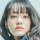 Shino Natsume als Manami Kono