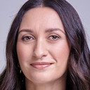 Kara Rickard als Host