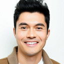 Henry Golding als Freddy Alvarez
