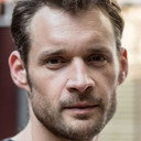 Rémi Pedevilla als Charles-de-Gaulle Airport Policeman