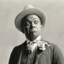 Laurence Criner als Kala, the priest