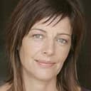 Fiona Corke als Dee Marsden