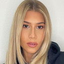 Alexandra Nair als Lexy Nair