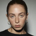 Sarah Bramms als Sarah Ivanov