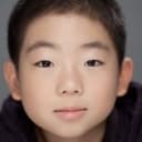 Park Seung-jun als Chun-hee's Little Brother