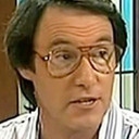 Robert Hughes als Ashley Wallace, the disc Jockey