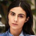 Aiysha Hart als Mona