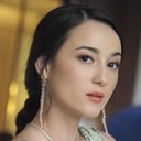 Julie Estelle als Rika