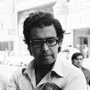 Carlos Flores Delpino als Narrator