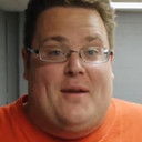 Justin Silverman als Big Boss / Slick Meister