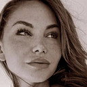 Emma Bing als Sarah