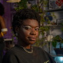 Larissa Oliveira als Bartender