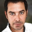 Fikret Kuşkan als Sadık