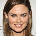 Emily Deschanel als Suzanne Mathis