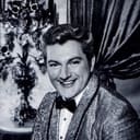 Liberace als M. Starker, Whispering Glades Funeral Salesman