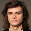 Charlie Tahan als Ethan