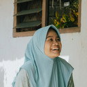 Ristin als Bu Siti/Mrs. Siti