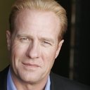Gregg Henry als Director Attorney Hosea Knowlton