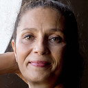 Cyria Coentro als Emília Pereira