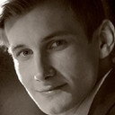 Anton Boldyrev als shop assistant