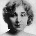 Sally Crute als Mrs. Morgan