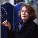 Valérie Kling als Gertrude, la femme du maire