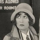 Rose Blossom als Lucille Bascom