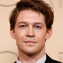 Joe Alwyn als Adrian Finn Sr.